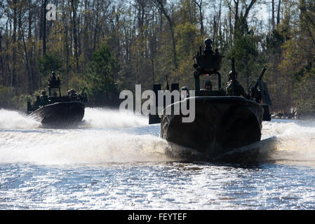 160108-N-AT895-1144 STENNIS SPACE CENTER, Frl. (8. Januar 2016) Special Warfare Combatant-Craft Besatzungsmitglieder (SWCC) aus speziellen Boot Team (SBT) 22 betreiben special Operations Craft Riverine bei John C. Stennis Space Center. Stockfoto