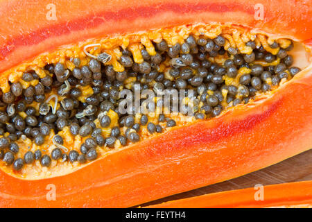 Papaya-Frucht mit Samen "Carica Papaya" halbiert. Stockfoto