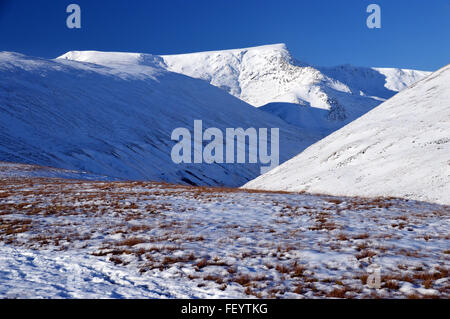 Blencathra aus Mousthwaite Col im Winter Stockfoto