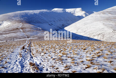 Skalen fiel und Blencathra von oben Mousthwaite Col im Winter Stockfoto