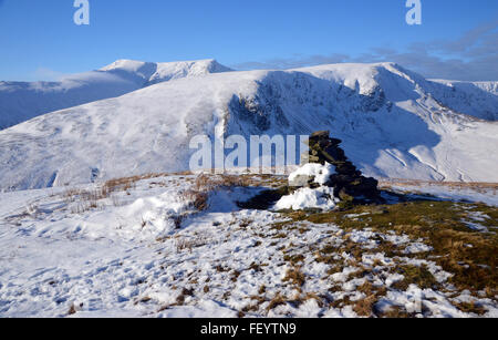 Blencathra und Bannerdale Klippen von Souther fiel im Winter Stockfoto