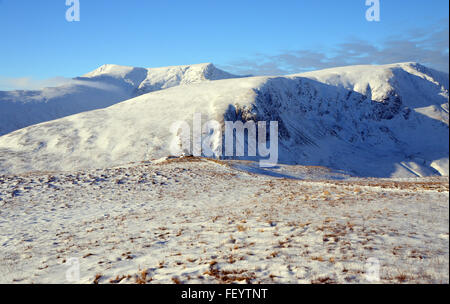 Blencathra und Bannerdale Klippen von Souther fiel im Winter Stockfoto