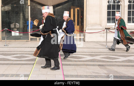 London, UK. 9. Februar 2016. Meister der Stadt von London Livery Companies beteiligen sich am jährlichen Pfannkuchen-Rennen Credit: Ian Davidson/Alamy Live News Stockfoto