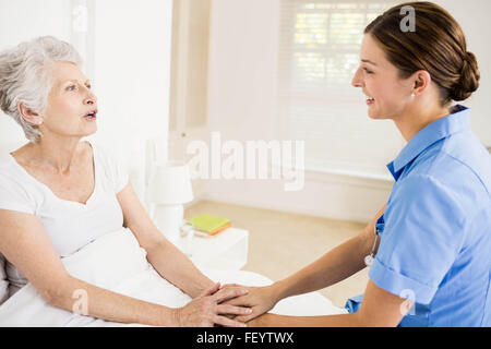 Krankenschwester kümmert sich um die leidenden älteren Patienten Stockfoto