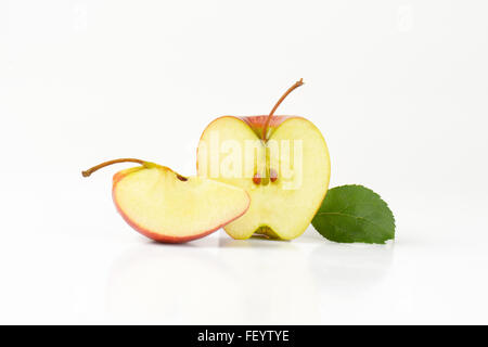 in Scheiben geschnittenen Apfel und Blatt auf weißem Hintergrund Stockfoto