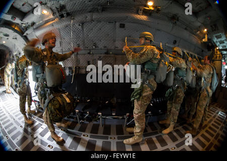 US Army Jump Master zugewiesen Special Operations Command South Befehle seiner Kreide "Ausrüstung überprüfen!" 12. Januar 2016, während der Operation über Homestead Air Reserve Base in der Luft Stockfoto