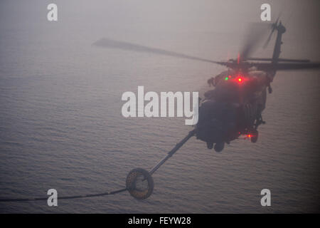 Ein US-Air Force HH - 60G ebnen Falke, zugeordnet der 303. Expeditionary Airlift Squadron, kombiniert Joint Task Force-Horn von Afrika (CJTF-HOA), führt ein Hubschrauber Luft/Luft-tanken (HAAR) bei einem Übungsflug in der Nähe von Camp Lemonier, Dschibuti, 21. Januar 2016. Durch eine einheitliche Vorgehensweise mit USA und internationalen Partnern in Ostafrika CJTF-HOA Sicherheit Kraft Hilfe führt, führt militärisches Engagement, Kraft schützt und bietet die militärische Unterstützung gegen gewalttätige extremistische Regionalorganisation Operationen zur Unterstützung ausgerichtet regionale Bemühungen, regionalen Zugang zu gewährleisten eine Stockfoto