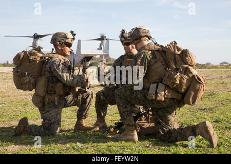 US-Marines mit dem Ground Combat Element, Spezial-Marine Air-Ground Task Force Krise Antwort-Afrika führen eine Warnung-Kraft-Bohrmaschine an Bord Naval Station Rota, Spanien. SPMAGTF-CR-AF ist eine autarke Krisenreaktion Kraft für den Schutz der amerikanischen Personal und Einrichtungen auf dem afrikanischen Kontinent als US Africa Command Regie vorbereitet. Stockfoto