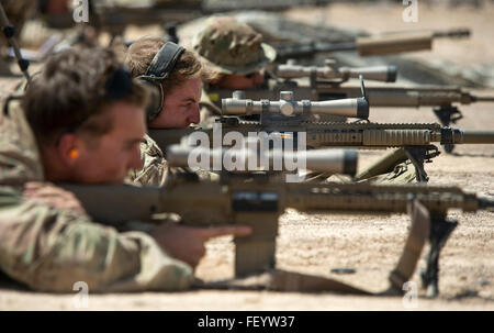 US Army Alpha Company, 3. Bataillon 15. Infanterie-Regiment, scout Sniper Feuer M110 Scharfschützengewehre 14. Oktober 2015, in Arta, Dschibuti. ACO, zugewiesen, kombiniert Joint Task Force-Horn von Afrika, ist Ostafrika Response Force, schnelle Eingreiftruppe für alle Länder innerhalb der HOA. Stockfoto