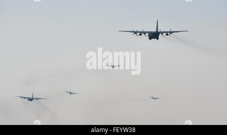 USA und Polen c-130 s fliegen in Formation vor der Teilnahme an einem freundlichen Luftbrücke Wettbewerb bei Aviation Detachment 16-1, 29. Oktober 2015, Powidz Luftwaffenstützpunkt in Polen. Insgesamt sieben Flugzeuge paar zusammen, markieren die größte c-130-Formation in Powdiz. Stockfoto