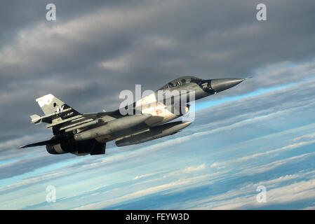 Ein US-Air Force f-16 Fighting Falcon von der 18. Aggressor Squadron Eielson Air Force Base, Alaska, fliegt zur Unterstützung der kraftvolle Tiger 28. Januar 2016, in der Nähe von Okinawa, Japan. Die 18. AGR, 24. August 2007, eröffneten bietet anspruchsvolle, aber realistische Bedrohung Replikation Schulung zur Vorbereitung der Luftwaffe, gemeinsame und Verbündeten Besatzungen für potenzielle Luftkampf. Stockfoto