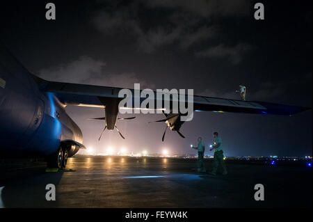 Flugzeug-Betreuer zugewiesen, kombiniert Joint Task Force-Horn von Afrika (CJTF-HOA) führen eine Post-Flugvermessung auf eine c-130 Super Hercules am Camp Lemonier, Dschibuti, 30. Oktober 2015. Durch eine einheitliche Vorgehensweise mit USA und internationalen Partnern in Ostafrika CJTF-HOA Sicherheit Kraft Hilfe führt, führt militärisches Engagement, Kraft schützt und bietet die militärische Unterstützung gegen gewalttätige extremistische Regionalorganisation Operationen um ausgerichteten regionalen Bemühungen unterstützen, regionalen Zugang und Bewegungsfreiheit zu gewährleisten und US-Interessen zu schützen. Stockfoto