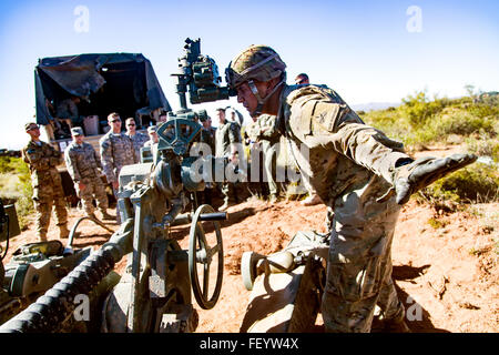 Artilleristen, Batterie C, 2. Bataillon, 3. Feldartillerie-Regiment, 1st Armored Division Artillerie zeigen die Fähigkeiten der M777 Haubitzen Piloten der 66. Waffen Squadron, United States Air Force Weapons School während Hustler Trog II in Fort Bliss, Texas, 2. November. Stockfoto