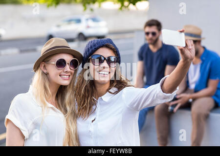 Hip Freunde unter selfies Stockfoto