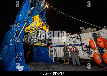 BAHAMAS (5. November 2015) Lt. CMdR Daniel Neverosky, Navy Sea Systems Command (NAVSEA) und Auftragnehmer mit Phoenix International Incorporated zugewiesen, Bereitstellen der Kabel Unterwasser Recovery Vehicle (CURV) an Bord der Military Sealift Command Flotte Ozean Schlepper USNS Apache (T-ATF-172). Apache verließ Norfolk, Virginia, am 19. Oktober beginnen, auf der Suche nach Wrack aus den fehlenden USA gekennzeichnet Handelsschiff El Faro. Das Schiff ist ausgestattet mit mehreren Stücken von Unterwasser Suche Ausrüstung, darunter ein Voyage Data Recorder Locator, Side-Scan Sonar und eine Unterwasser remote betriebenen veh Stockfoto