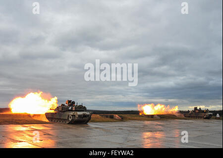 US-Soldaten mit 1. Bataillon, 64. Armor Regiment, 1st Armored Brigade Combat Team, 3. Infanterie-Division, Feuer M1A2 Sepv2 Abrams Kampfpanzer während eine kombinierte Waffen Leben Feuer Übung auf das Joint Multinational Training Command in Grafenwöhr, Deutschland, 19. November 2015. Die Übung war der kulminierende Fall kombiniert lösen v, ein unter der Regie von US-Army in Europa multinationalen Übung mit mehr als 4.600 Teilnehmern aus 13 Nationen der NATO und der Europäischen Partner. Kombinierte Lösung V dient zur Übung der US-Armee regional ausgerichtete Kraft auf den U.S. European Command-Bereich der Verantwort Stockfoto