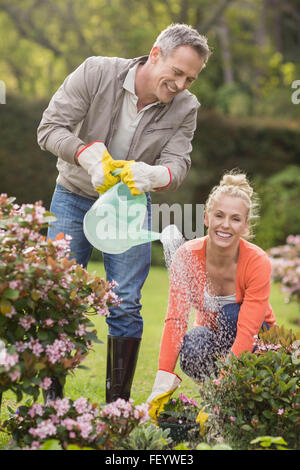 Nettes Paar, die Bewässerung der Pflanzen Stockfoto