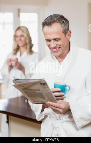 Nettes Paar mit Kaffee und Lesen von Nachrichten Stockfoto