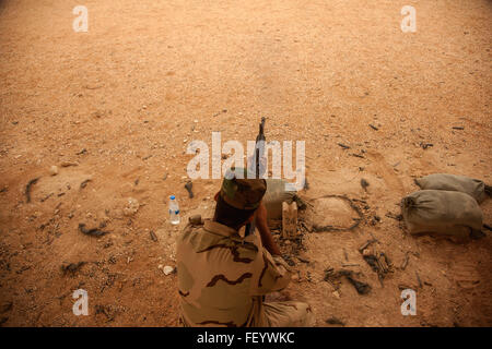 Ein irakischer Soldat mit der 7. Division der irakischen Armee feuert eine M16A2 Gewehr während erweiterte Treffsicherheit Training auf Al Asad Air Base, Irak, 25. Oktober 2015. Derzeit gibt es mehr als 3.100 Koalition Mitarbeiter aus 18 Partnernationen im Rahmen der Combined Joint Task Force – Betrieb innewohnende lösen Durchführung beraten & Missionen und Training an Partner Kapazität Baustellen mit der irakischen Sicherheitskräfte zu unterstützen. Stockfoto