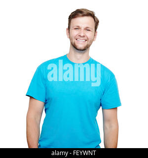 Lächelnder junge Mann stehend. Blaues T-shirt-Design-Konzept Stockfoto