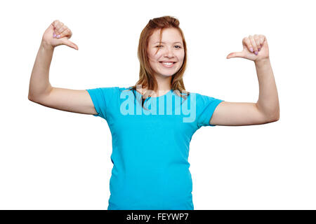 Lächelnde junge Frau zeigte auf sich selbst. T-shirt-design Stockfoto