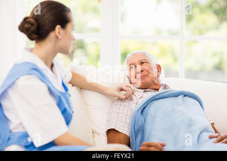 Krankenschwester kümmert sich um kranke ältere Patienten Stockfoto