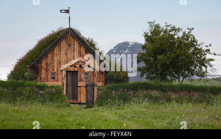 Isländische traditionellen Holzhaus mit Torf im Dach Stockfoto