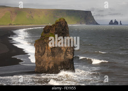 Isländische Landschaft mit Basaltfelsen und Atlantischen Ozean. Stockfoto