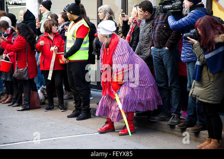 London, Vereinigtes Königreich. 9. Februar 2016 - die Königin der Küche im The Great Spitalfields Pancake Race am Faschingsdienstag an der Old Truman Brewery in East London "Trefferquote" für den nächsten Teilnehmer Credit: Dinendra Haria/Alamy Live News Stockfoto