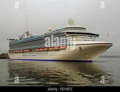 Luxusliner bin / V Caribbean Princess nähert sich das Dock an Cobh Cruise Terminal, Cobh, Hafen von Cork, Irland. Stockfoto