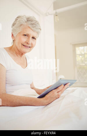 Lächelnde Frau mit tablet Stockfoto