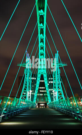 Millennium Bridge, Salford Quays, Manchester, in der Nacht Stockfoto