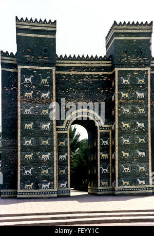AA 6847. Archivierung der 1960er Jahre Wiederaufbau der Stadt Tor, Ruinen von Babylon, Irak Stockfoto