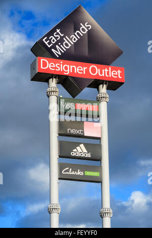 Das wichtigste Wahrzeichen Zeichen für East Midlands Designer Outlet (McArthur Glenn Outlet). In Alfreton Derbyshire, England. Stockfoto
