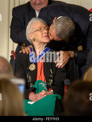 Die NASA-Mathematikerin Katherine Johnson wird von Präsident Barack Obama in einer Zeremonie im East Room des Weißen Hauses mit der Presidential Medal of Freedom ausgezeichnet und würdigt ihre bahnbrechenden Beiträge zur Raumfahrt und mathematischen Analyse zur Unterstützung von NASA-Missionen. Stockfoto
