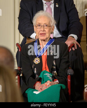 Katherine Johnson, Mathematikerin der NASA, erhielt die Presidential Medal of Freedom von Präsident Barack Obama für ihre wesentlichen Beiträge zu den frühen Weltraummissionen der NASA, einschließlich Apollo. Stockfoto