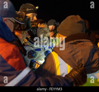 Die Sojus TMA-17M-Kapsel mit der Expedition 45-Besatzung, einschließlich Astronauten der NASA und der JAXA, landete erfolgreich in Kasachstan und schloss ihre Mission an Bord der Internationalen Raumstation ab. Stockfoto