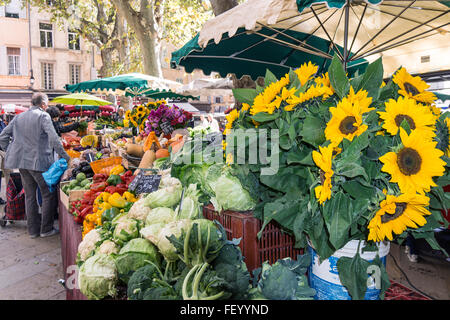 Marktplatz Richelme, Sonnenblumen, Gemüse, Aix-En-Provence, Bouche du Rhone, Frankreich Stockfoto