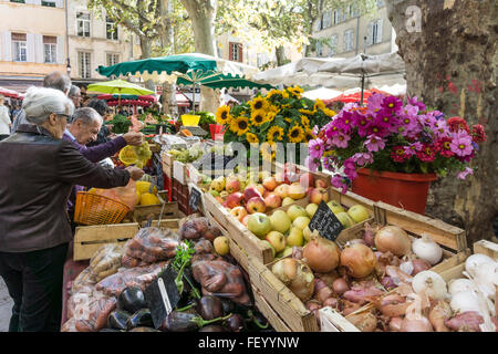 Marktplatz Richelme, Sonnenblumen, Gemüse, Aix-En-Provence, Bouche du Rhone, Frankreich Stockfoto