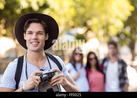 Hip Mann mit Digitalkamera lächelnd Stockfoto