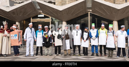 London, Großbritannien. 9. Februar, 2016. Die Beurteilung der besten Fancy Dress Wettbewerber in den Pancake race durch den Chief niemand Credit: Ian Davidson/Alamy leben Nachrichten Stockfoto