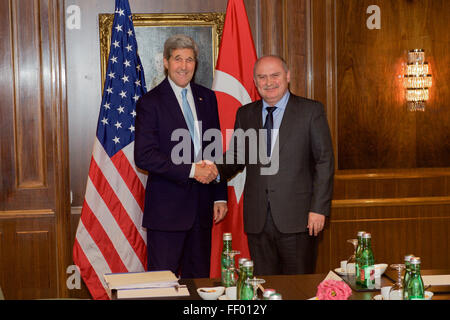 Secretary Kerry schüttelt Hände mit türkischen Außenminister Sinirlioglu bevor bilaterales Treffen in Österreich auf Syrien konzentriert Stockfoto