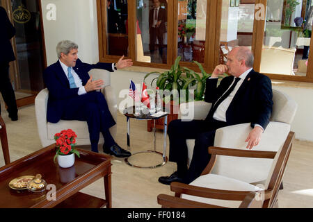 Secretary Kerry hält bilaterale Treffen mit türkischen Außenminister Sinirlioglu am Rande des G20-Gipfels in Antalya Stockfoto