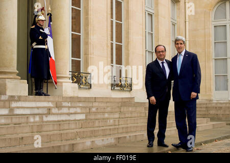 Secretary Kerry posiert für ein Foto mit dem französischen Präsidenten Hollande Stockfoto
