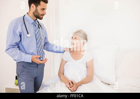 Schöne Heimat Krankenschwester im Gespräch mit älteren Frau Stockfoto