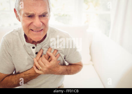 Ältere Mann mit Schmerzen am Herz Stockfoto