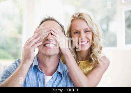 Glückliche Frau Mann Augen bedecken Stockfoto