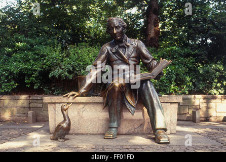 USA, New York City, Manhattan, Central Park, bronze-Statue von Hans Christian Andersen und Entlein Stockfoto