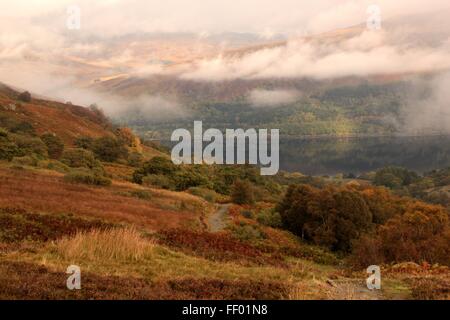 Die Farben des Herbstes vor Loch verdienen schöne schottische Hochland Stockfoto