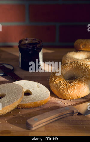 der leckere Bagel mit Sesam Stockfoto